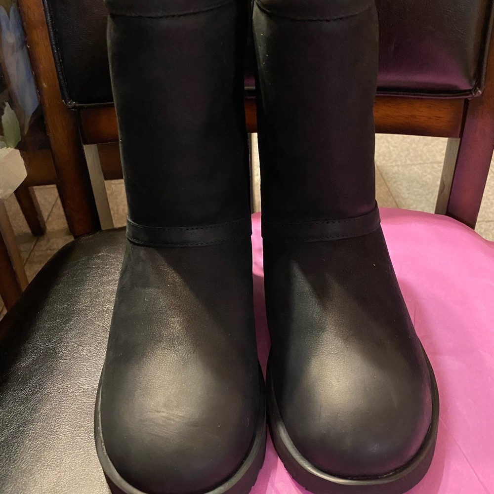 UGG Waterproof Mid Calf LEATHER BOOTS NWOB SZ 6 black